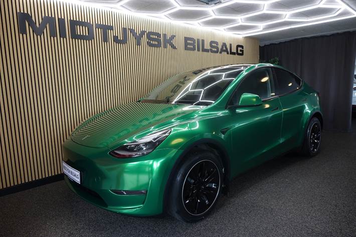 Grøn Tesla Model Y fra 2023