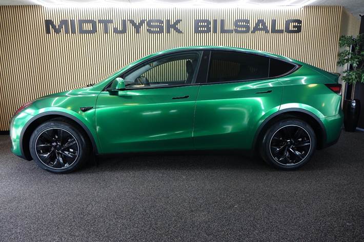 Grøn Tesla Model Y fra 2023