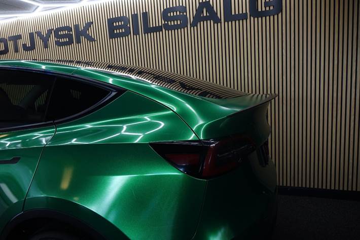 Grøn Tesla Model Y fra 2023