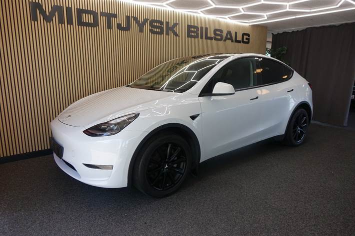 Hvid Tesla Model Y fra 2021