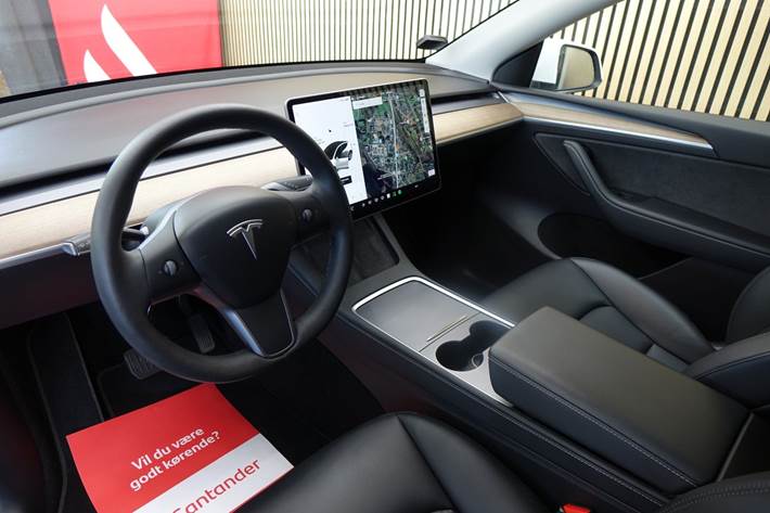 Hvid Tesla Model Y fra 2021