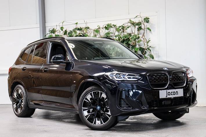 Sort BMW iX3 fra 2023 set udefra