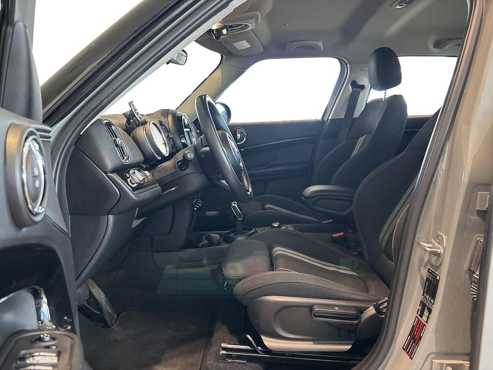 Grå Mini Countryman Cooper S fra 2019 set indefra