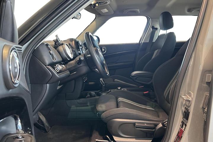 Grå Mini Countryman Cooper S fra 2019 set indefra