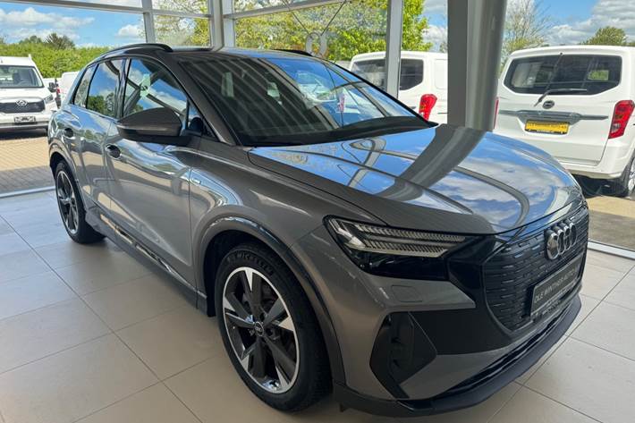 Grå Audi Q4 e-tron fra 2024