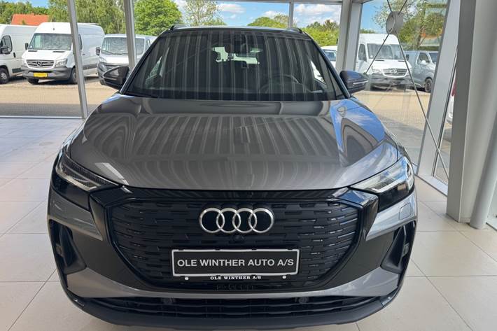 Grå Audi Q4 e-tron fra 2024
