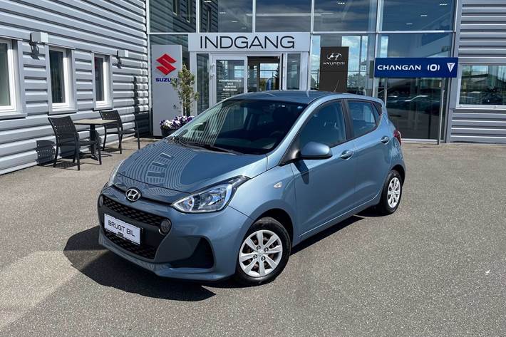 Turquoise Hyundai i10 fra 2018 set udefra