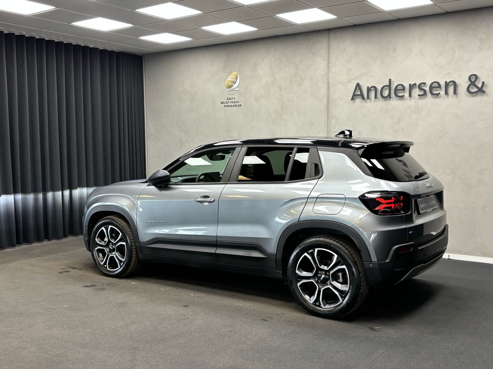 Grå Jeep Avenger fra 2023