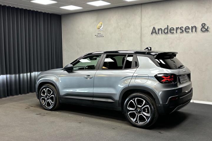 Grå Jeep Avenger fra 2023