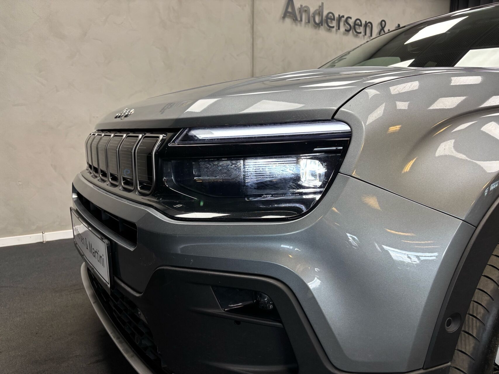 Grå Jeep Avenger fra 2023