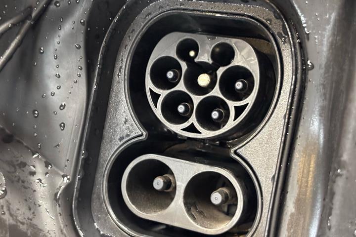 Grå Jeep Avenger fra 2023