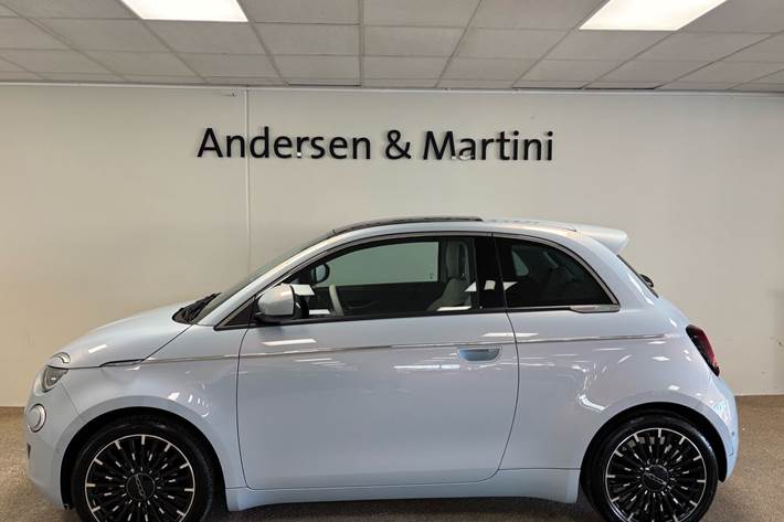 Blå Fiat 500e fra 2023