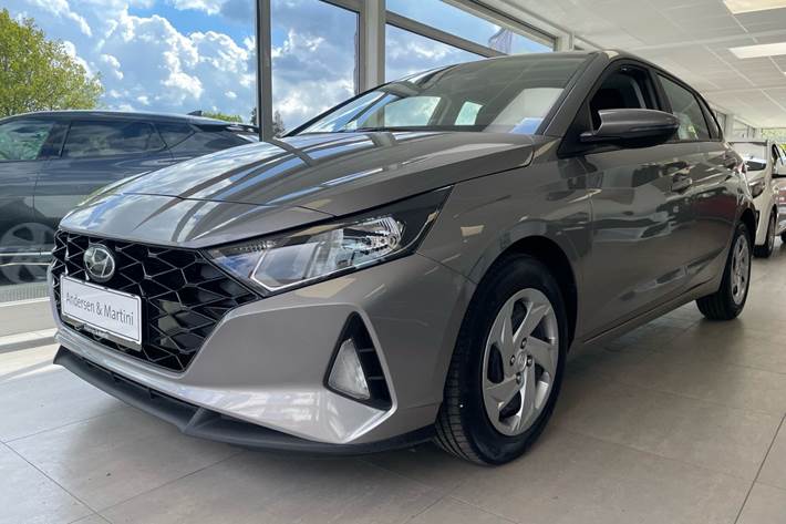 Grå Hyundai i20 fra 2023