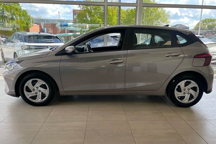Grå Hyundai i20 fra 2023
