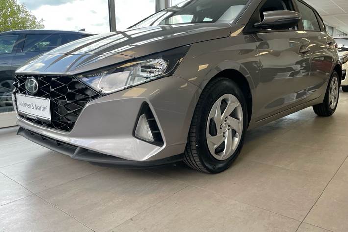 Grå Hyundai i20 fra 2023