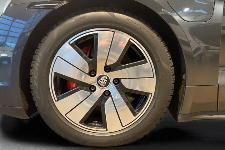 Grå Porsche Taycan fra 2020 set udefra