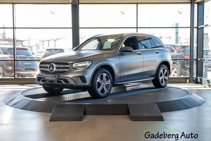 Grå Mercedes GLC300 de fra 2022