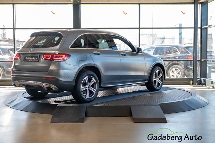 Grå Mercedes GLC300 de fra 2022
