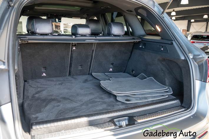 Grå Mercedes GLC300 de fra 2022
