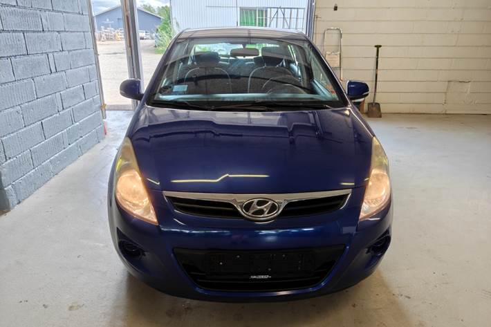 Gul Hyundai i20 fra 2012
