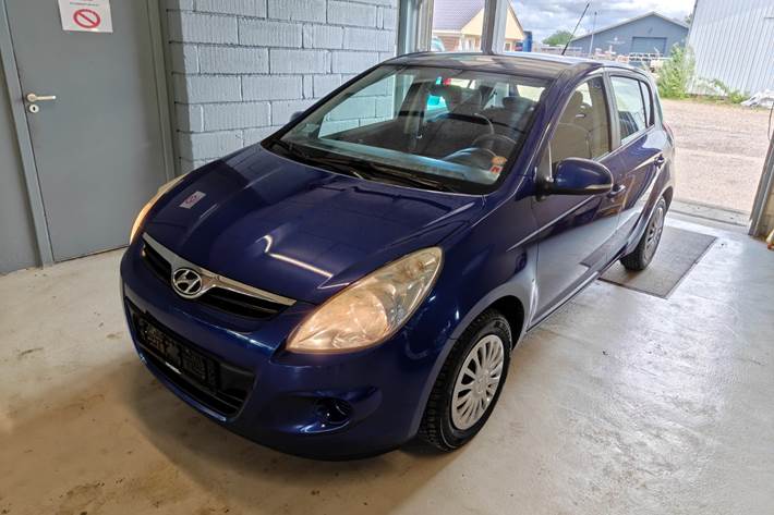 Gul Hyundai i20 fra 2012