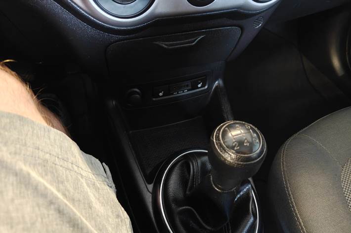 Gul Hyundai i20 fra 2012