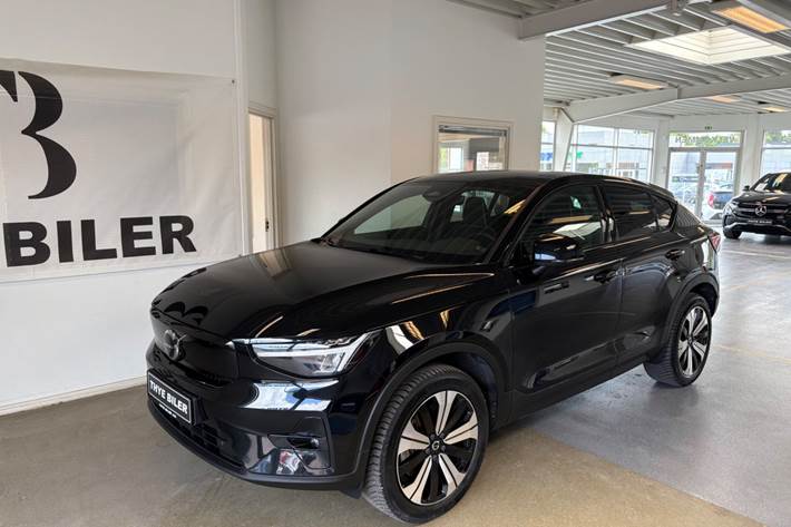 Sort Volvo C40 fra 2023 set udefra