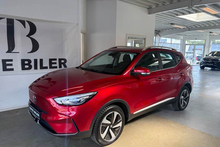 Rød MG ZS fra 2025 set udefra