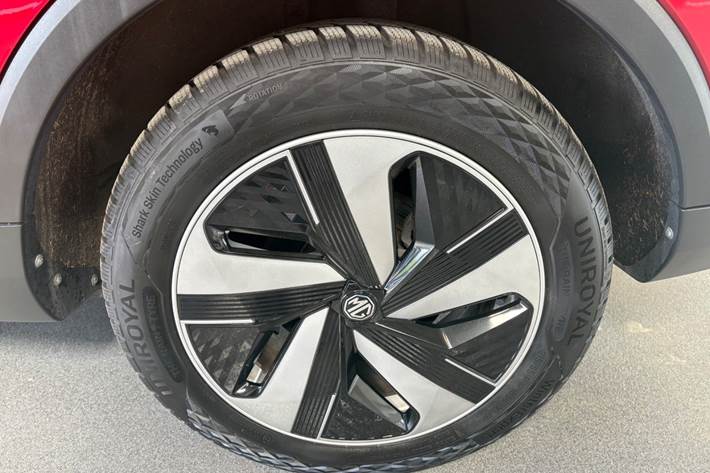 Rød MG ZS fra 2025