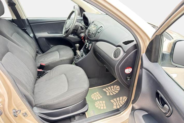 Orange Hyundai i10 fra 2010