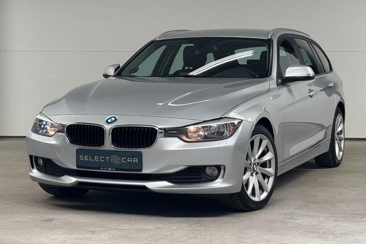 Sølv BMW 320d fra 2015 set udefra