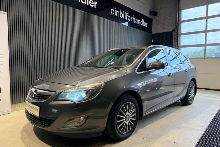 Grå Opel Astra fra 2011 set udefra
