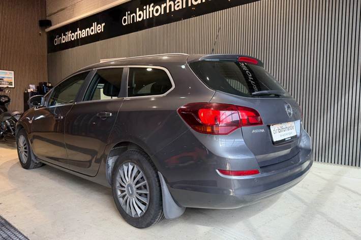 Grå Opel Astra fra 2011