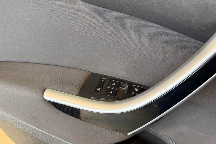 Grå Opel Astra fra 2011