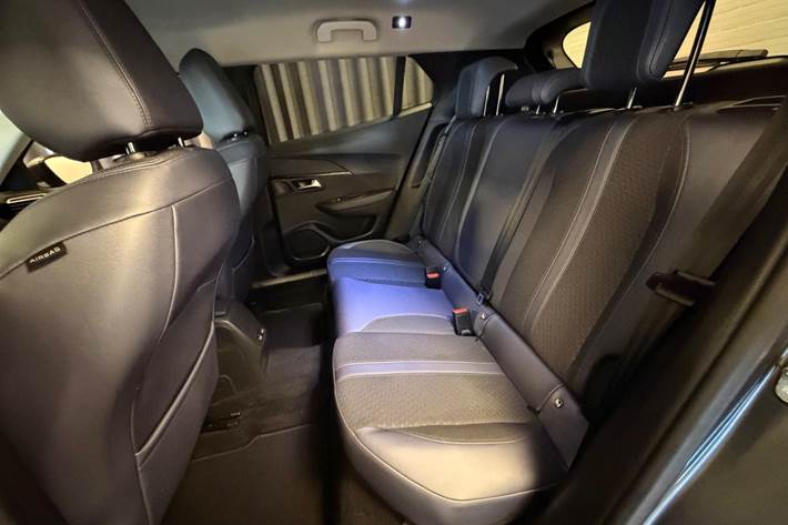Grå Peugeot 2008 fra 2020