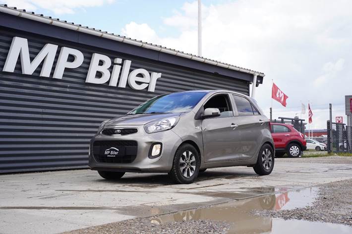 Beige Kia Picanto fra 2016 set udefra