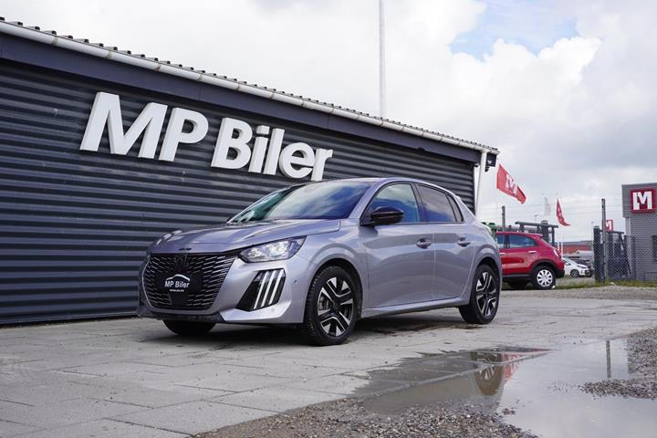 Grå Peugeot 208 fra 2024 set udefra