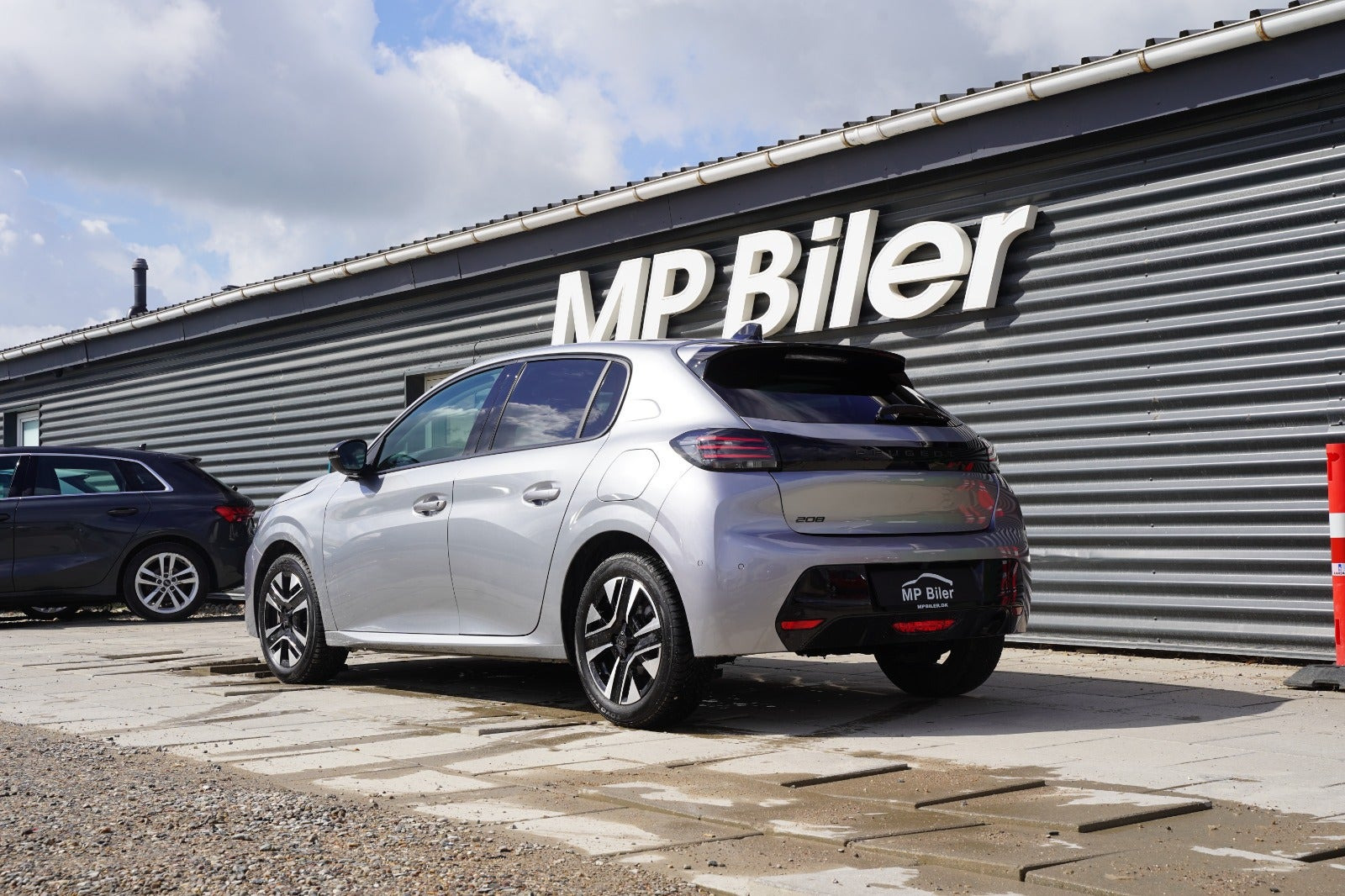 Grå Peugeot 208 fra 2024