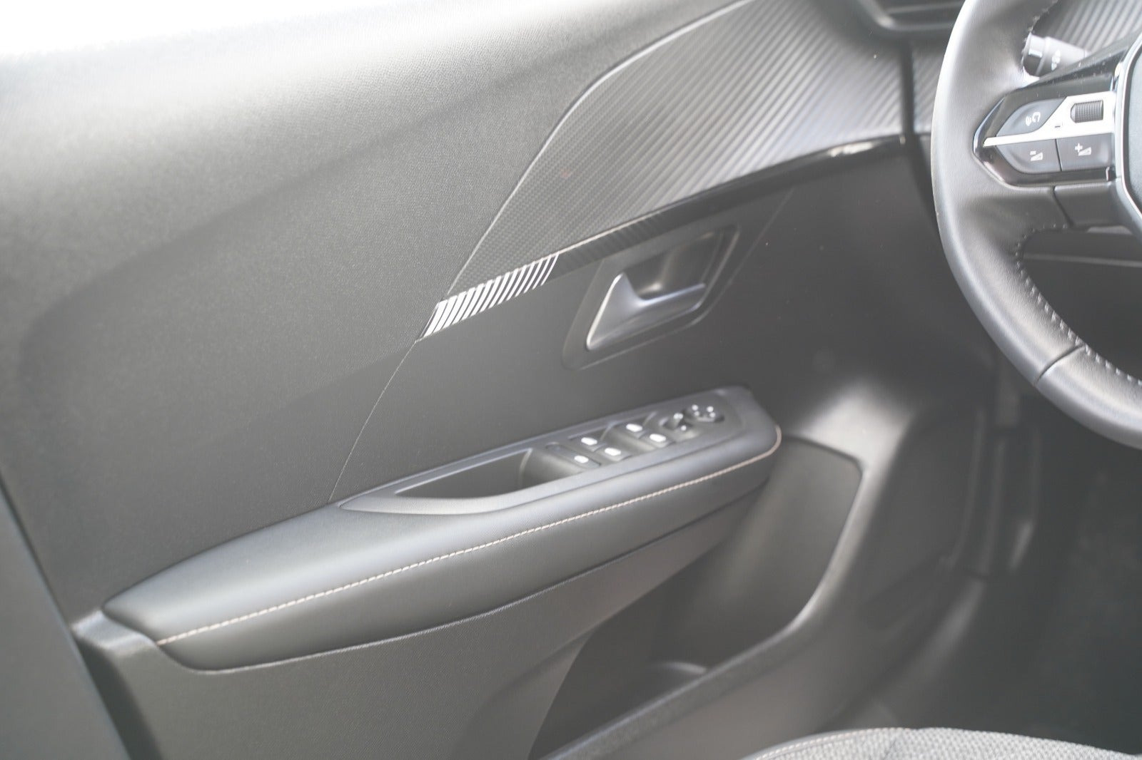 Grå Peugeot 208 fra 2024