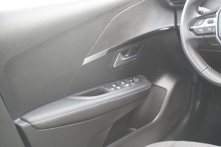 Grå Peugeot 208 fra 2024