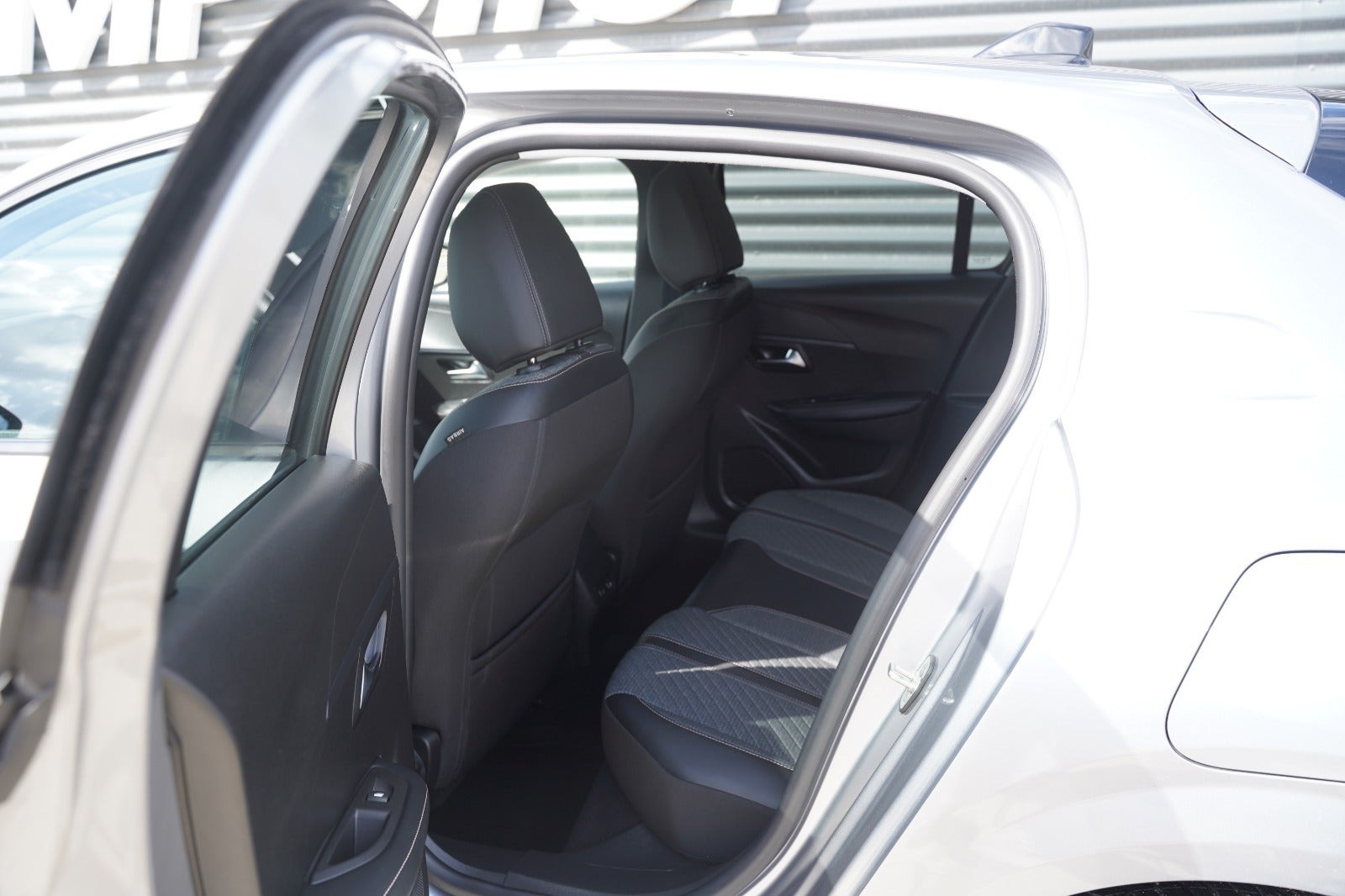Grå Peugeot 208 fra 2024