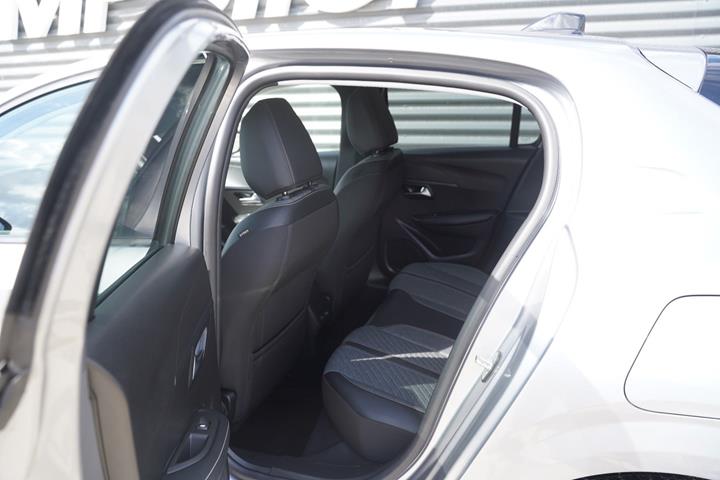 Grå Peugeot 208 fra 2024