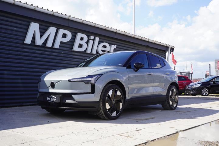 Grå Volvo EX30 fra 2025 set udefra