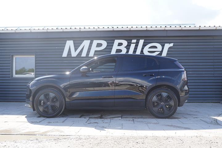 Sort Volvo EX30 CC fra 2025 set udefra