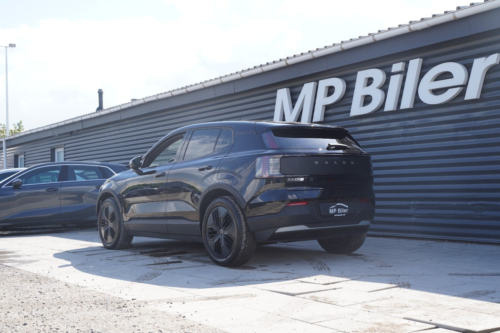 Sort Volvo EX30 CC fra 2025 set udefra