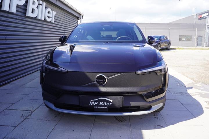 Sort Volvo EX30 CC fra 2025 set udefra