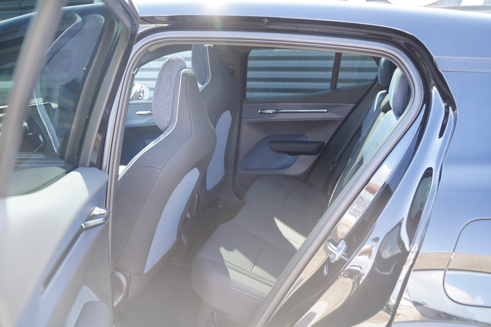 Sort Volvo EX30 CC fra 2025 set indefra