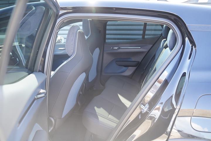 Sort Volvo EX30 CC fra 2025 set indefra