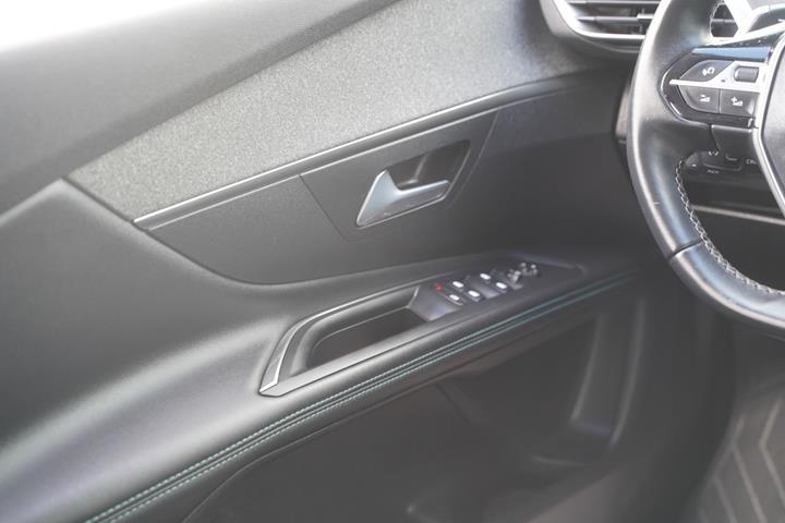 Sølv Peugeot 3008 fra 2022