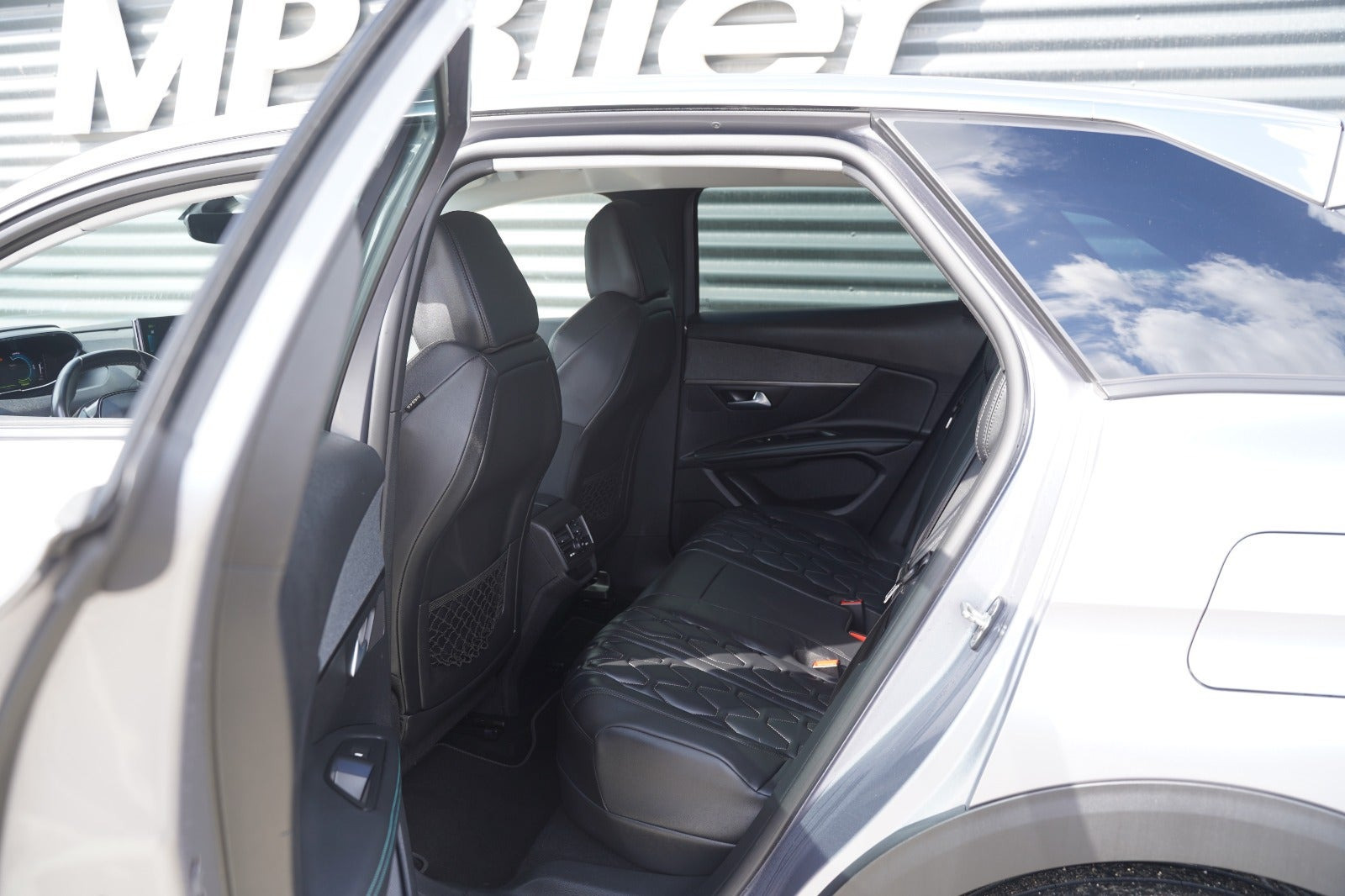 Sølv Peugeot 3008 fra 2022